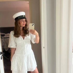 Studentklänning  - Studentklänning från Zara. Använd en gång! Klänningen är långärmad från början men är meningen att man ska kunna sprätta upp lätt om man skulle vilja ha den långärmad!