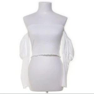 Vit crop topp - Säljer denna tröjan från Boohoo i storlek 38. Komme inte till användning längre men är fortfarande i bra skick! Skicka ett medalande om du är intresserad!🌟