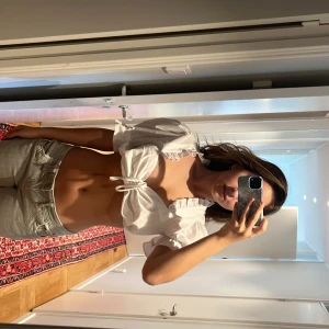 Vit blus med rosett  - Detta var mins mamma back in the old days!🌟 säljer nu denna, tycker om den massor och är i väldigt bra skick. Storlek är S och är ifrån Alphorn