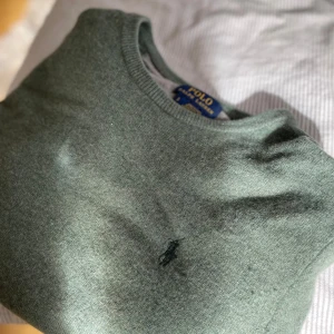 Ralph Lauren tröja  - Snygg stickad Ralph Lauren tröja i ovanlig färg!   Använd ett fåtal gånger, i fint skick!  