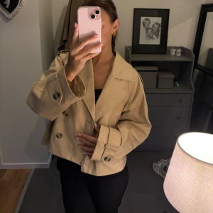 Kort trenchcoat  - Beige trenchcoat från H&M, perfekt till vår/sommar!