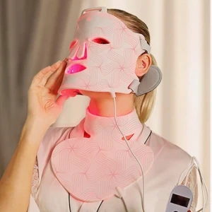 Led Light Therapy Facemask - Köpte min led light mask för ungefär 4 månader sedan. Men har knappt haft någon användning för den, eftersom jag jobbar på Volvo så när jag väl är hemma så sover jag bara😂 Så den har mest stått och samlat dam.  använd Max 2 gånger,nytt skick, Götebor
