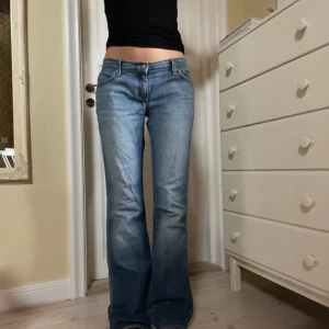 Lågmidjade jeans - Lågmidjade blå jeans, midjemått 80cm innerbenslängd 81cm, jag är 173cm! Från blue cult, har sytt in i midjan och de har lite slit längst ned (sista bilden)