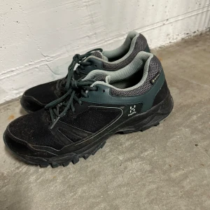 Haglöfs vandringsskor dam - Säljer dessa vandringsskor pga lite för stora, helt otorligt sköna att gå i! Magiska! Använda kanske 5 ggr? Nypris 1200 kr 