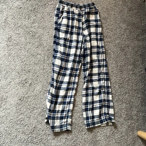 Pyjamas byxor - Jätte gulliga pyjamas byxor med färgerna blå och vit🤍💙 är i bra skick 