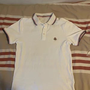 Moncler pike  - hej säljer min moncler pike Som är nu för liten för mig Storlek M pris kan diskuteras vid snabb affär 