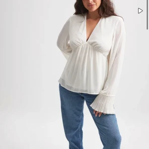 Vit blus  - Superfin blus från NA-KD💕💕 Endast använd ett fåtal gånger🫶 Orginalpris 450🤍
