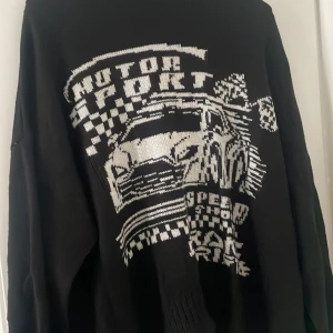 Stickat ”turtle neck”  - Storlek s, inget tryck eller något på baksidan. En bil på framsidan, bekväm, använd, turtle neck. 💞