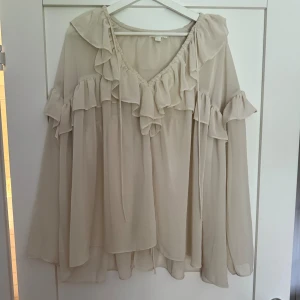  - så fin blus från hm, köpt på vinted men har själv aldrig använt den💖💖