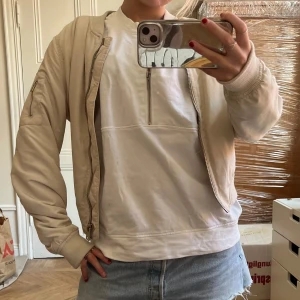 Beige Bomberjacka - Jättesnygg bomberjacka i din beige färg! Perfekt inför våren!