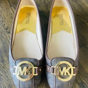 Ballerina skor - Säljer dessa superfina, sparsamt använda michael kors skorna som inte kommer till användning. Skriv för fler bilder.
