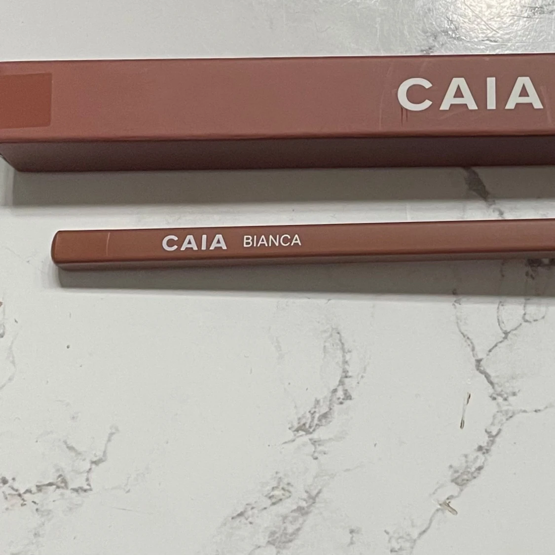 CAIA läpppena i färgen bianca 