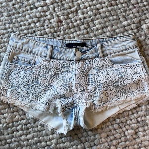 Lågmidjade jeansshorts med spets - Bra skick!!