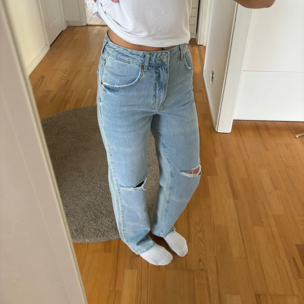 Jeans med hål på knäna, från BikBok (90’s straight leg) Midjestorlek: 27 Längd: 32. Jeans & Byxor.