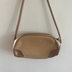 Väska  - Super cool vintage väska i riktigt läder. Väskan är i bra skick! Skriv till mig vid frågor;)