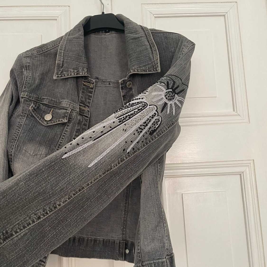 Jeansjacka med stenar