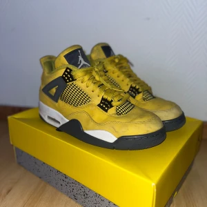 Air Jordan 4 Retro Lightning - Användna så flaws finns.  Skickad dubbel boxad, finns även äkthetsbevis från Soleplus.   Pris kan diskuteras.