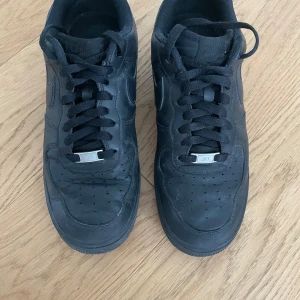 Nike Airforce 1 ’07 svart - Fina svarta Nike Airforce 1’ 07 som är använda sparsamt. Inga repor eller skav. Nypris 1499kr. 