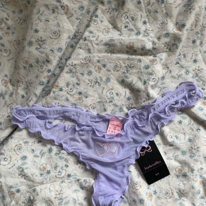 Trosor hunkemöller  - Så söta trosor från hunkemöller 💕 aldrig använda och lappen är kvar. Säljer då de tyvärr var för stora för mig :((