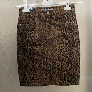 Kjol - Leopard kjol i jeanstyg 🤎