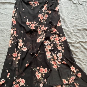 En blommig lång kjol, men blommiga mönster -  Storlek:L Använt 1 gång