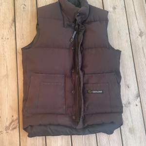 Canada goose vest in brown. Size XS but fits S too. In great condition with few minor marks that isn’t visible on the outside. Original price: 8999 kr.