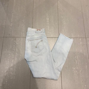 Dondup Jeans George  - Säljer nu dessa ljusblå dondup George jeans i bra skick, slitningarna är design och ska vara där, skriv för fler bilder/frågor🙌🏼
