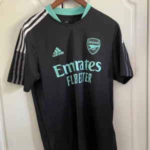 Arsenal tröja - Arsenal tränings tshirt i storlek M