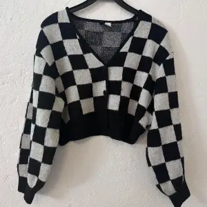 Black and white cropped cardigan, worn a few times, S size