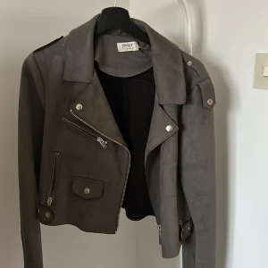 Mocka jacka - En mocka jacka från only. Använd endast ett fåtal gånger då den annars blivit övergiven i garderoben. Jätte fin jacka men tycker inte den passar på mig. 