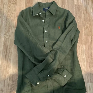 Linneskjorta polo - Säljer denna feta linneskjorta med en riktigt schysst färg från ralph laruen!!! Använd endast fåtal gånger, skick 9/10, storlek S passar (s,m) Extra knappar medföljer! Hör av er för fler bilder eller frågor😀nypris 2099 kr