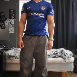Fotbolls tröja chelsea - Officiell chelsea fotbolls t-shirt med nmr 9 Abraham på ryggen. Storlek M.   Jag är 185cm 90kg för referens, sitter jätte tight på mig