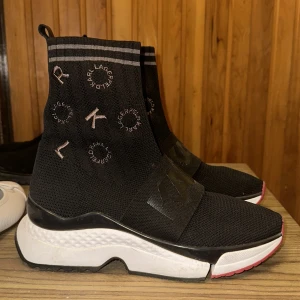 Karl Lagerfeld skor - Helt nya bekväma ”strumpskor” från Karl Lagerfeld i storlek 40. Har aldrig använts och säljes pga för stora. Köpta på Zalando.