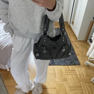 Grå handväska  - Jättefin handväska med många fack💕 Inga defekter! 