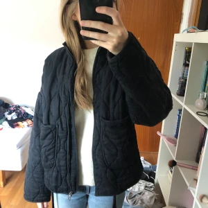 Qulitad jacka - Säljer jättepopulära Zarajackan i svart  då den inte kmr till användning 💕lite nopprig se bild 4, men borde gå att få bort med noppermaskin eller liknande om man vill det 😊❤️köpt för 859