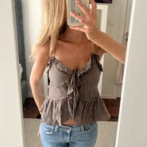 Zara topp - Så söt topp från zara i storlek xs, men som även passar mig som vanligtvis har s, inga defekter💕brun/grå