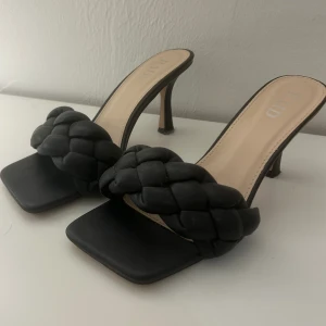 Klackskor  - Använda en gång, ingenting som synd och fortfarande i fint skick🩷