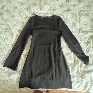 Stilren klänning  - Säljer min endast testade svarta stilrena klänning ifrån bik bok. Strl M. Men passar även en S 