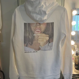 Hoodie med tryck - Säljer denna skitsnygga hoodien med ett tryck bak i stl s, dock har den blivit lite urtvättad därav priset men annars hel och ren nypris är runt 600kr