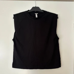 Boxigt linne - Svart boxigt linne, använd fåtal gånger.