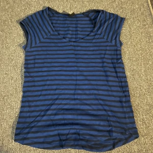 T-shirt - Snygg t-shirt från Gina som tyvärr inte kommer till användning, st 34 men passar mig som är en s-m!!