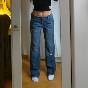 Jeans från Mossimo supply co - Vintage jeans från Mossimo supply co. Säljer då de har blivit för korta för mig. Nypris 900kr. Midjemått 80cm och innebenslängd 83cm. Kom gärna privat för mer info! Pris kan diskuteras vid snabb affär:)