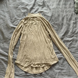 Supermjuk tröja  - Otroligt mjuk tröja med liten krage! Tunnt material och långa ärmar! Mysig till kvällen! Från underklädesbutiken Triumph