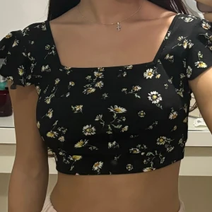 Svart blommig topp  - Ej använd 