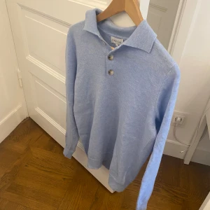 Davida Kashmir Långärmad Piké - Nypris: 2700 kr Perfekt skick! Endast använd 1 gång någonsin Storlek: S 100% Kashmir