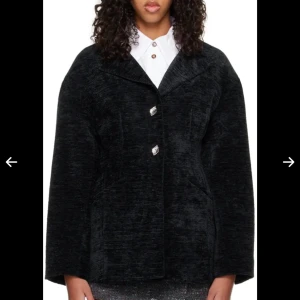 Ganni kavaj + byxor  - GANNI!! Svart kostym set (byxor + kavaj). Byxorna är i storlek 38 och jacka i storlek 40. Jag har sytt in byxorna så att de passar en 36 även kavajen har sytts in så att den passar en 38 och mindre. Settet är använda fåtal gånger och i fint skick. 