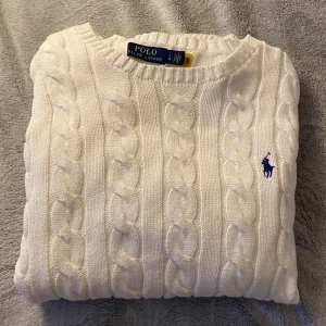 Ralph Lauren cabel stickad tröja  - Tja, säljer än riktigt skön cabel stickad tröja från Polo Ralph Lauren, 10/10 skick helt ny, säljer pga är för stor för mig, ny pris är 2300kr, skriv privat för flera frågor eller bilder 