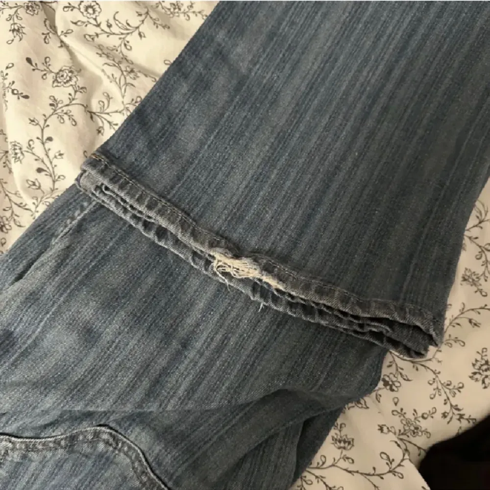 Superfina lågmidjade jeans från H&M med ränder på💗. Jeans & Byxor.