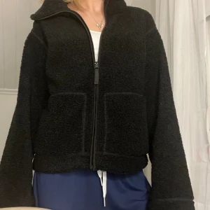 Hm teddyjacka - Säljer nu min jättefina hm teddyjacka! I jättebra skick och mycket sparsamt använd. Kom med bud!🩵🩷 450 kr direktpris❤️