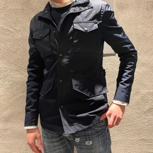 J.Lindeberg field jacka  - Hej! Säljer nu denna super schysta och eftertraktade j.Lindeberg jacka. Jackan är i fint skick 8/10. Storlek S. Modellen på bilden är 184cm och väger 68kg. OBS. jackan är i färgen mörkblåa. Nypris 4599kr